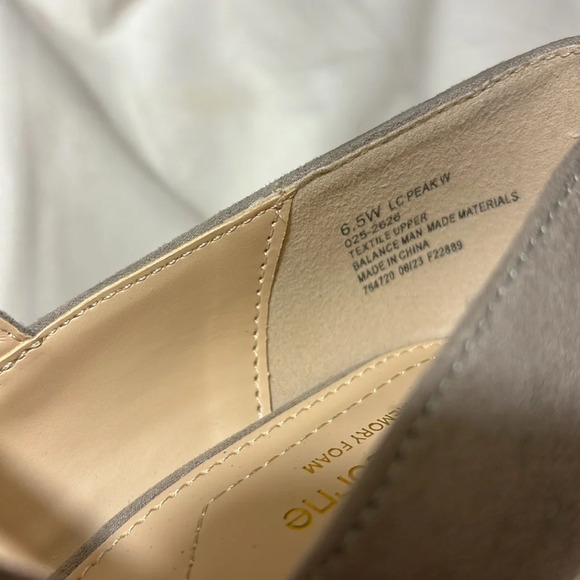 Liz Claiborne Suede Peak Pointed Toe
Spool Heel Pumps - Picture 3 of 7